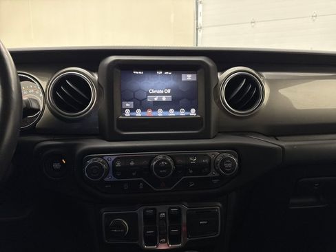 Used 2018 Jeep Wrangler Unlimited Sahara w/ Cold Weather Group AWD/4WD image 18