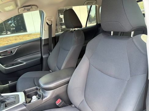 Used 2019 Toyota RAV4 LE FWD image 3