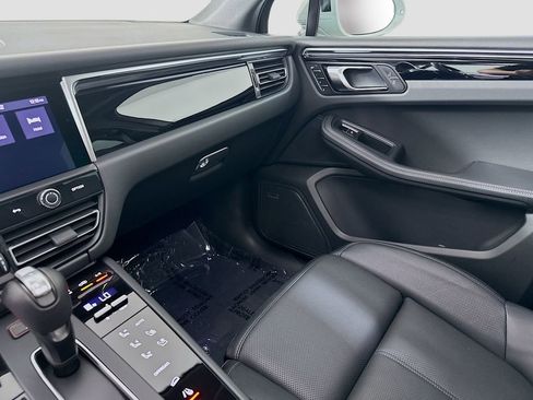 Certified 2025 Porsche Macan image 26