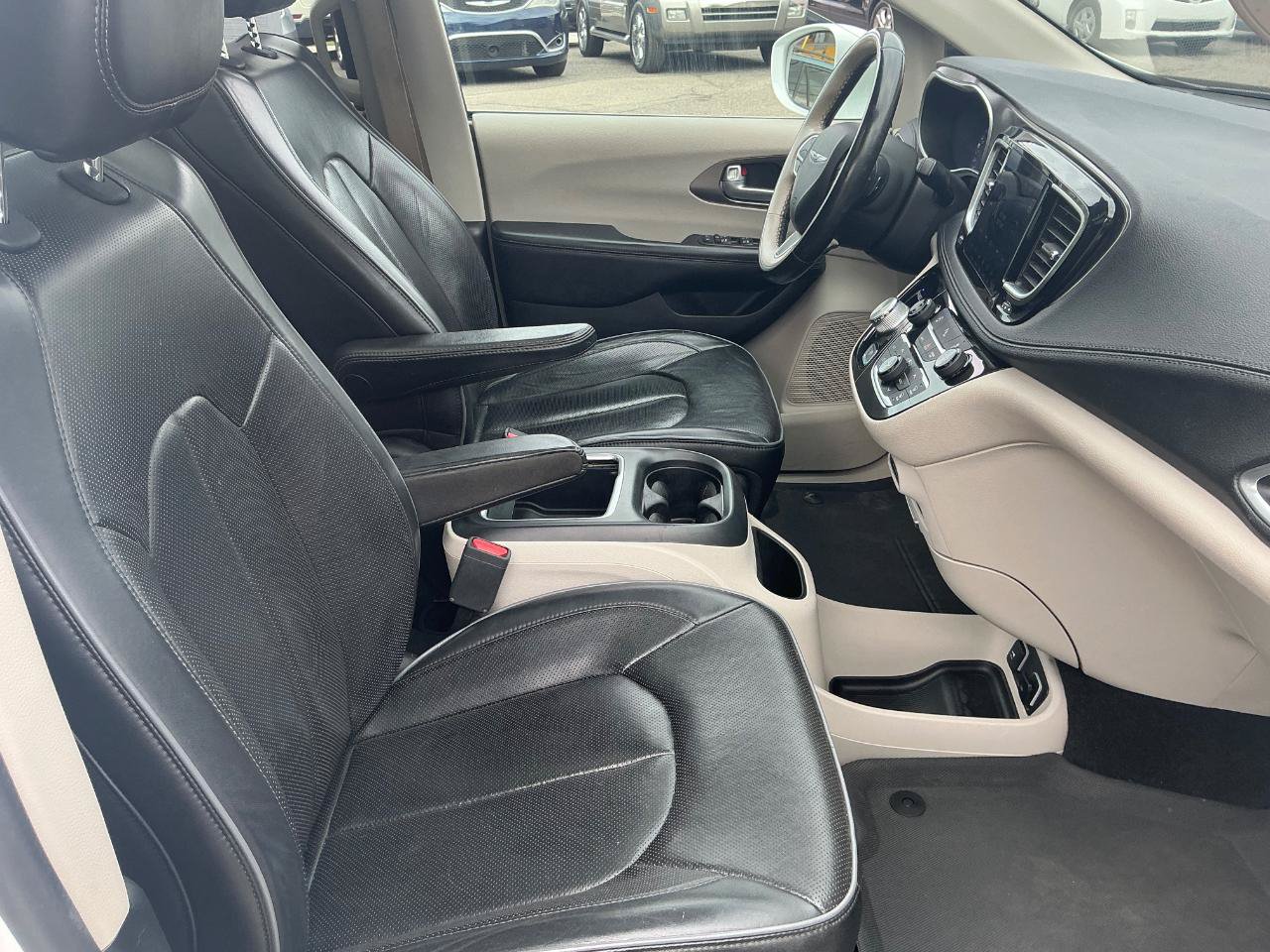 Used 2018 Chrysler Pacifica Limited FWD image 13