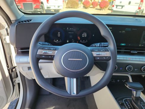 Used 2025 Hyundai Kona SE image 9