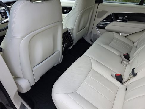 Used 2025 Land Rover Range Rover SE image 15