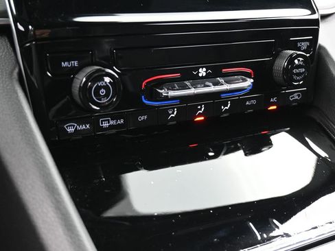 Used 2025 Jeep Grand Cherokee Laredo image 23