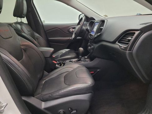 Used 2019 Jeep Cherokee Trailhawk image 21