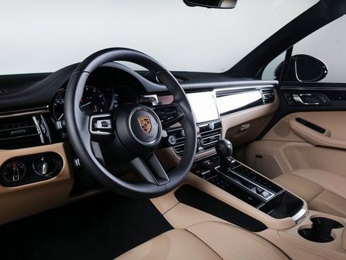 Certified 2026 Porsche Macan AWD/4WD image 4