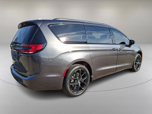 Used 2022 Chrysler Pacifica Touring-L w/ S Appearance Package image 11