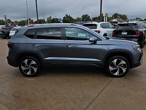 Used 2025 Volkswagen Taos SE AWD/4WD image 4