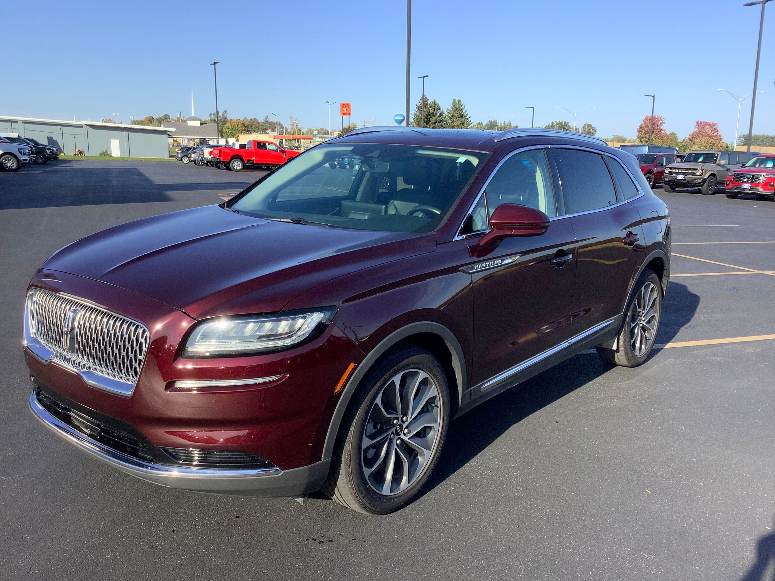 Used 2023 Lincoln Nautilus Reserve w/ Class II Trailer Tow Package AWD/4WD image 2