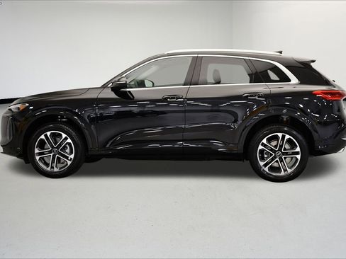 Used 2025 Audi Q5 Premium w/ Convenience Package image 2