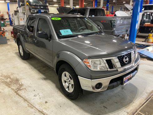 Used 2009 Nissan Frontier SE w/ SE Value Truck Pkg RWD image 3