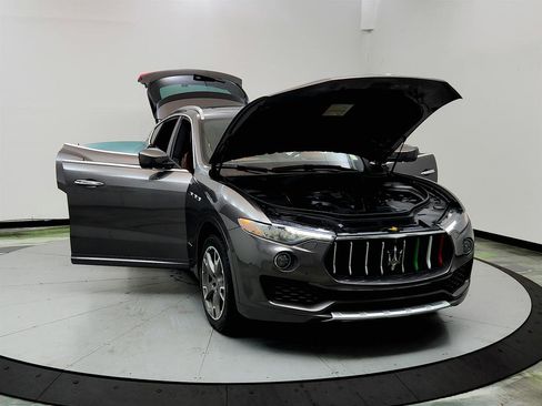 Used 2018 Maserati Levante GranLusso AWD/4WD image 10