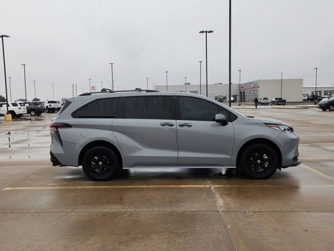 Used 2025 Toyota Sienna XLE Woodland Edition image 7