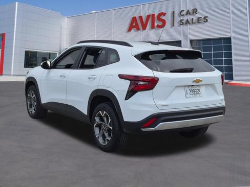 Used 2025 Chevrolet Trax LT w/ LT Convenience Package FWD image 9