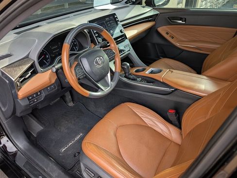 Used 2019 Toyota Avalon Limited FWD image 2