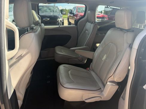 Used 2020 Chrysler Pacifica Limited FWD image 24