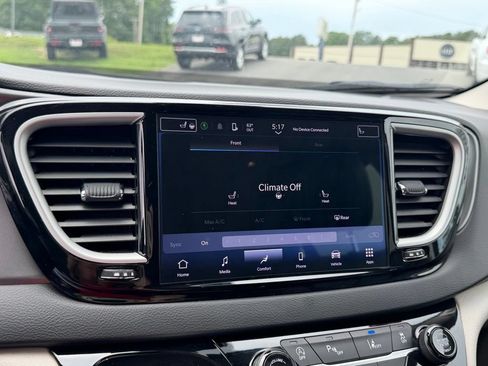 Used 2024 Chrysler Pacifica Touring-L FWD image 23