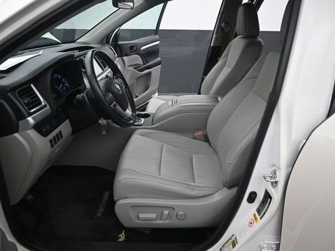 Used 2018 Toyota Highlander Plus FWD image 14