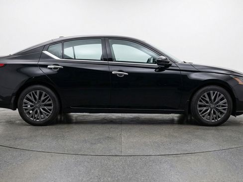 Used 2025 Nissan Altima 2.5 SV image 11