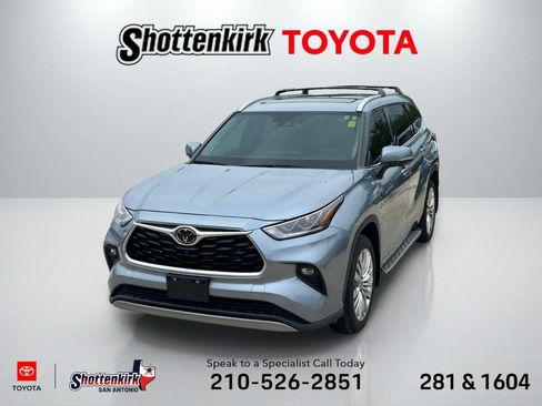 Used 2023 Toyota Highlander Platinum FWD image 1