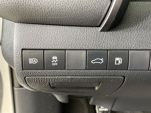 Used 2018 Toyota Camry LE image 10