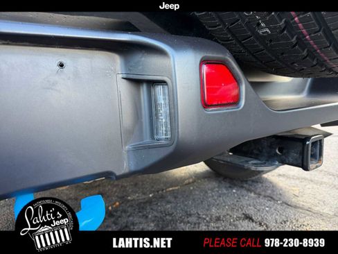 Used 2022 Jeep Wrangler Unlimited Sahara image 32