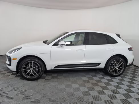 Certified 2025 Porsche Macan image 2