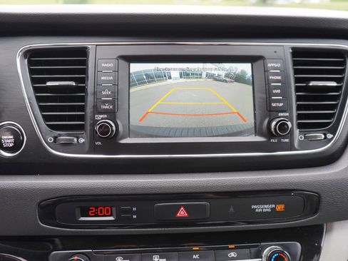 Used 2018 Kia Sedona LX w/ LX Essentials Premium Package FWD image 16