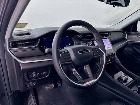 Used 2024 Jeep Grand Cherokee Limited w/ Luxury Tech Group II image 9