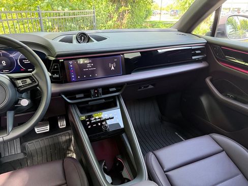 Used 2025 Porsche Macan 4S Electric AWD/4WD image 32