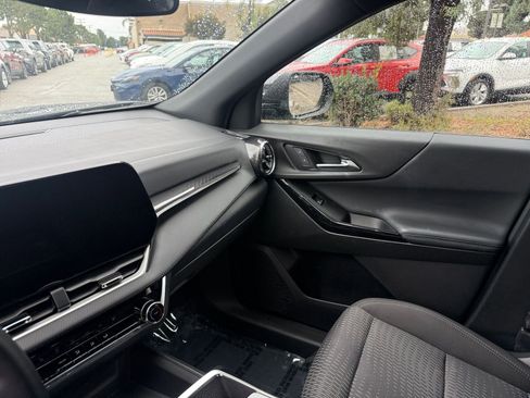 Used 2025 Chevrolet Equinox LT image 32