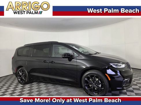 New 2026 Chrysler Pacifica Limited w/ Uconnect Theater Family Group FWD image 1