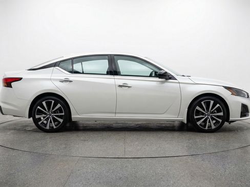 Used 2025 Nissan Altima 2.5 SV FWD image 11