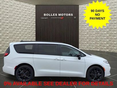 New 2026 Chrysler Pacifica Select w/ S Appearance Package