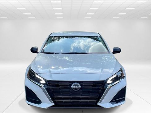Used 2025 Nissan Altima 2.5 SV FWD image 2