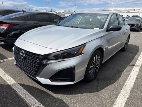 Used 2024 Nissan Altima 2.5 SV FWD image 2