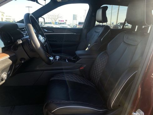 Used 2025 Jeep Grand Cherokee Summit image 21