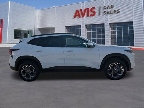 Used 2025 Chevrolet Trax LT w/ LT Convenience Package image 5