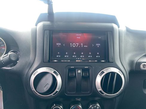 Used 2016 Jeep Wrangler Rubicon AWD/4WD image 17