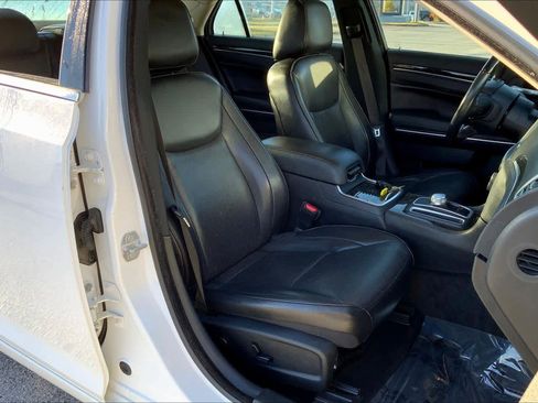 Used 2018 Chrysler 300 Limited image 8