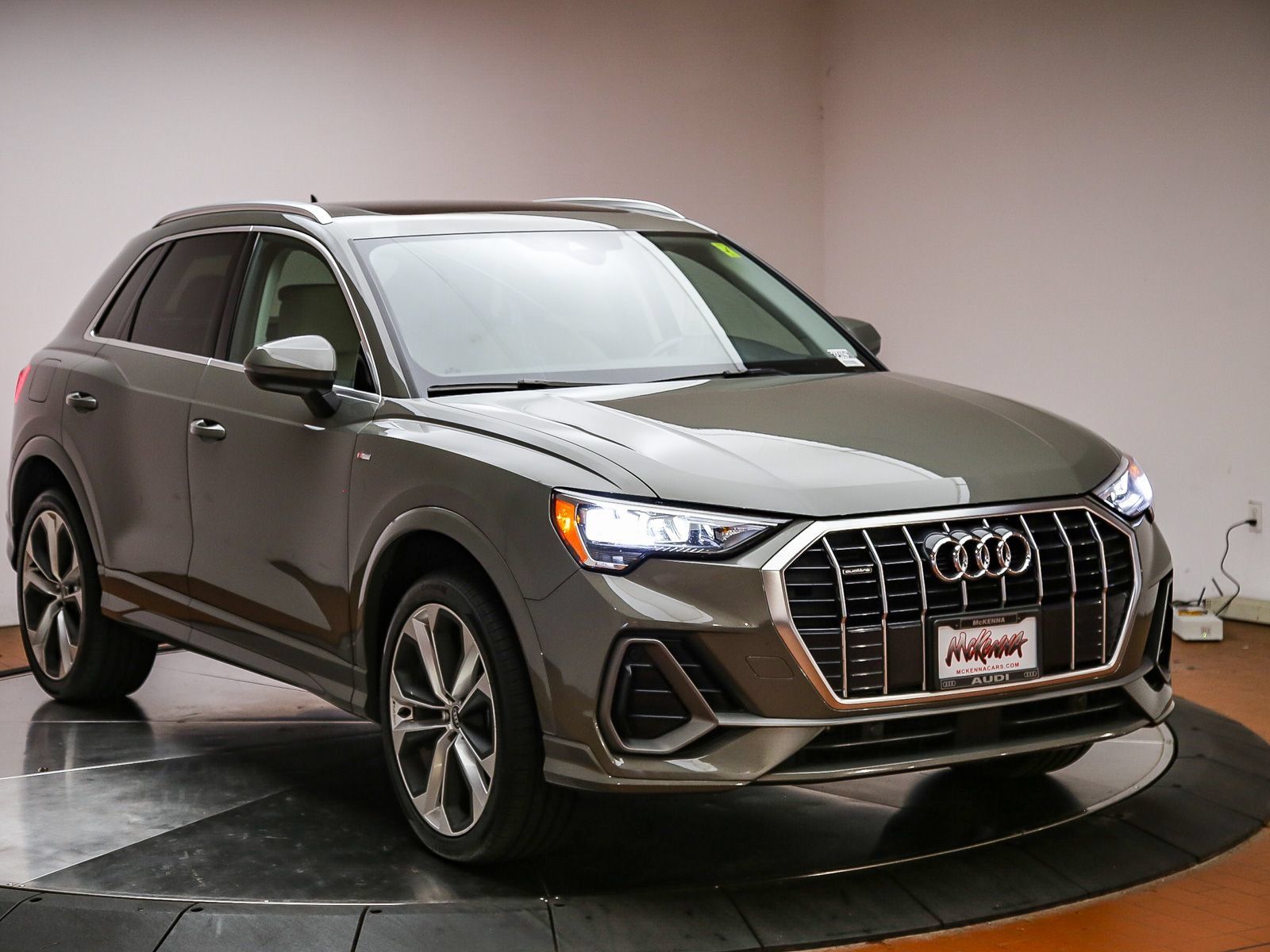 Used 2021 Audi Q3 2.0T Premium w/ Convenience Package AWD/4WD image 3