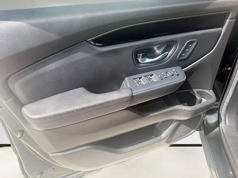 Used 2025 Honda Pilot TrailSport image 19