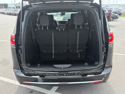 New 2026 Chrysler Pacifica Limited w/ Uconnect Theater Family Group FWD image 6