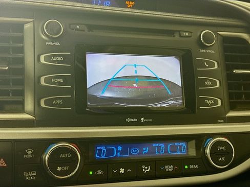 Used 2014 Toyota Highlander Plus FWD image 16