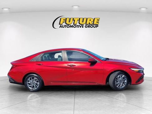 Used 2024 Hyundai Elantra SEL image 3