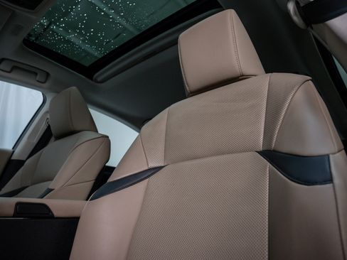 Used 2019 Lexus ES 300h image 17