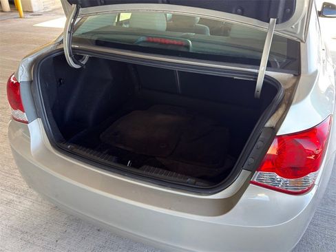 Used 2016 Chevrolet Cruze LT w/ Technology Package image 29