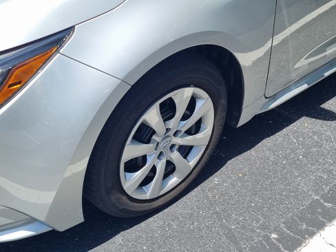 Used 2025 Toyota Corolla LE FWD image 5