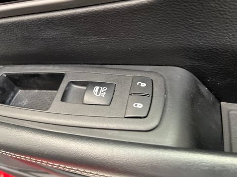 Used 2025 Chrysler Pacifica Select FWD image 40