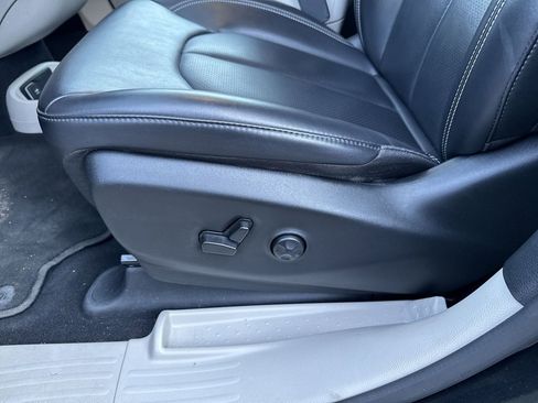 Used 2023 Chrysler Pacifica Touring-L image 12