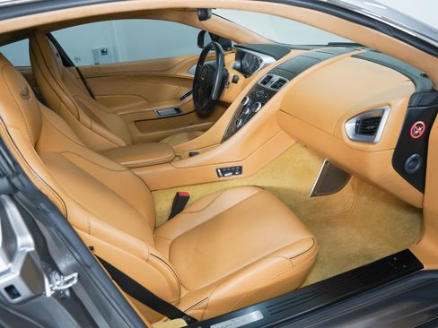 Used 2017 Aston Martin Vanquish Coupe image 12